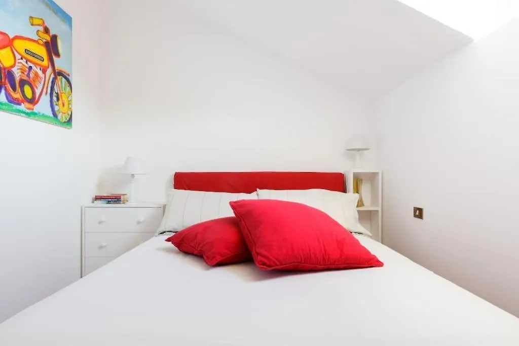Walking To The Duomo From A Luxury Penthouse Daire Milano 0*,  İtalya