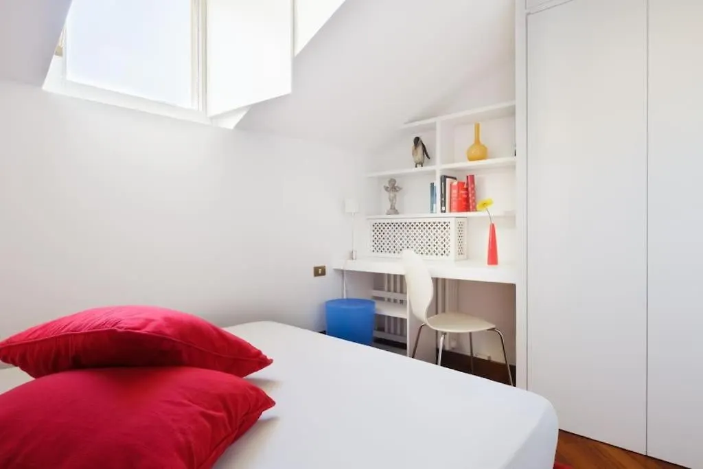 Walking To The Duomo From A Luxury Penthouse Daire Milano İtalya