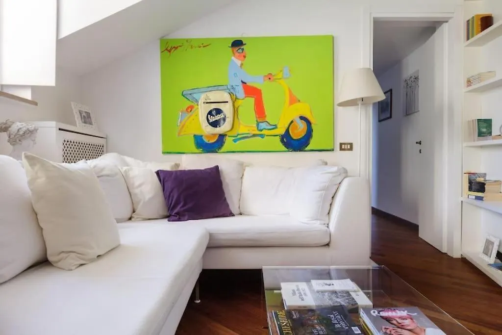 Walking To The Duomo From A Luxury Penthouse Daire Milano İtalya